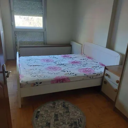 Luxury Apartments, Apartman *
